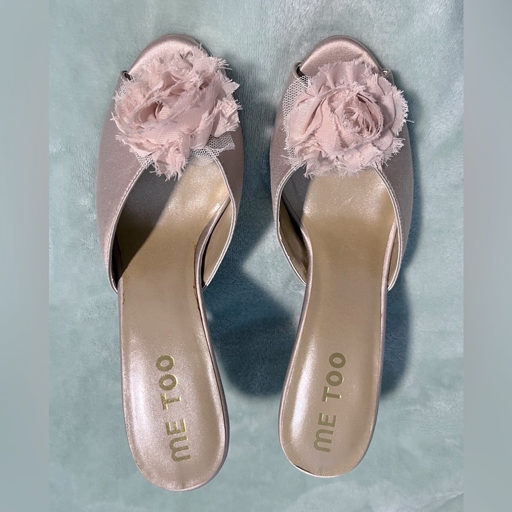 NWT Me Too Dusky Pink Satin Flower Mules Heels Size 8.5 Elegant Wedding
